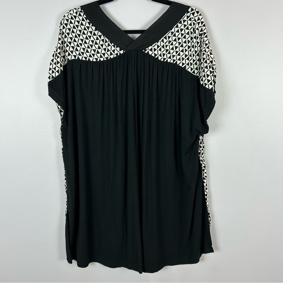 Melissa McCarthy Black and White V-Neck Tunic Blouse Size 1X - Picture 9 of 9